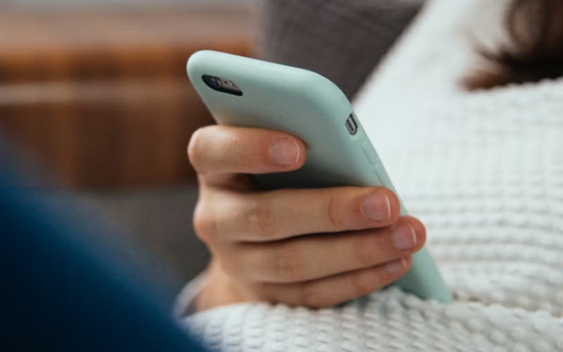 Cómo afecta la luz azul al sueño y qué hábitos mejoran el descanso